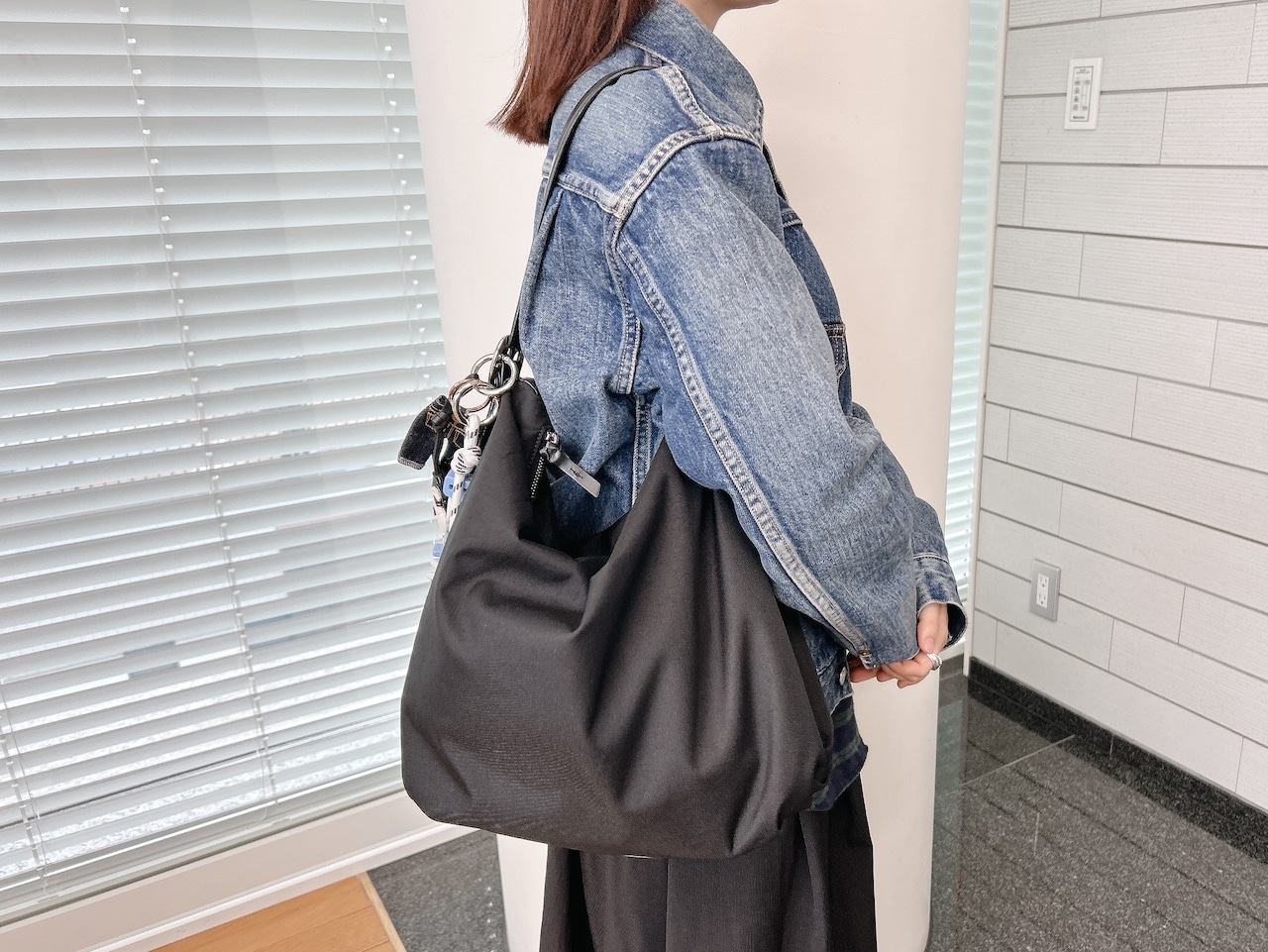 【TOUT Y EST（トゥティエ）】カノ トワルバッグを肩がけ