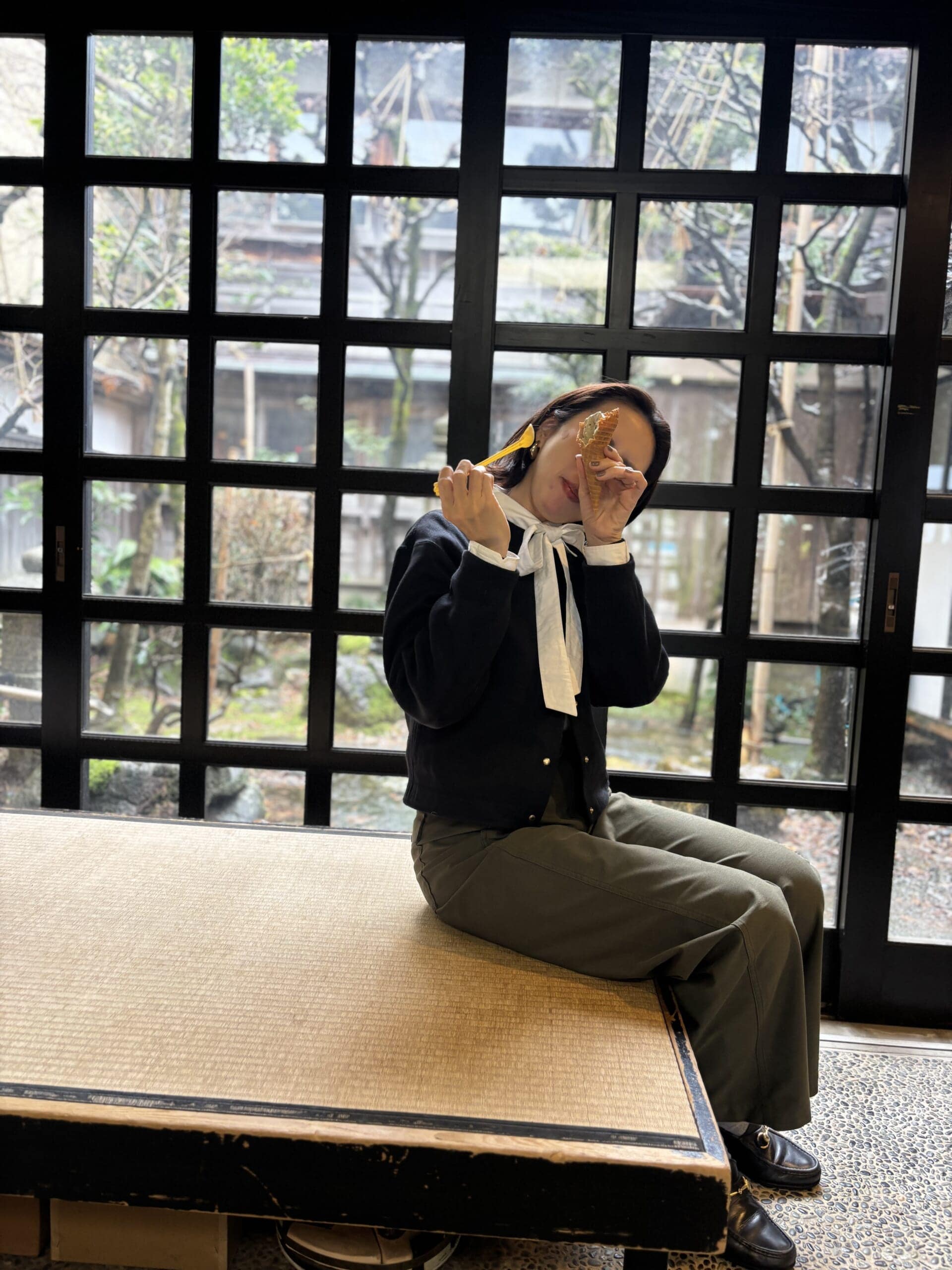 野田屋本店のソフトクリームを食べる川口ゆかりさん