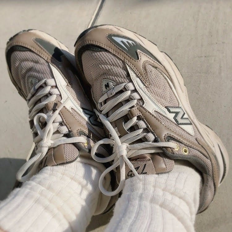 ニューバランスの『ML725』を履いたLEE100人隊の足元