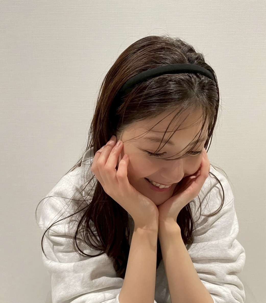 “アレクサンドル ドゥ パリ”のカチューシャをつけた佐藤ありささん