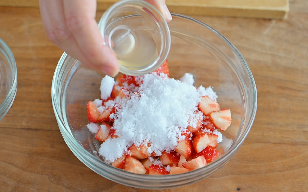 1.いちごのヘタをとり1cm角に切り、大きめの耐熱ボウルに入れ、砂糖とレモン果汁を入れて混ぜる。