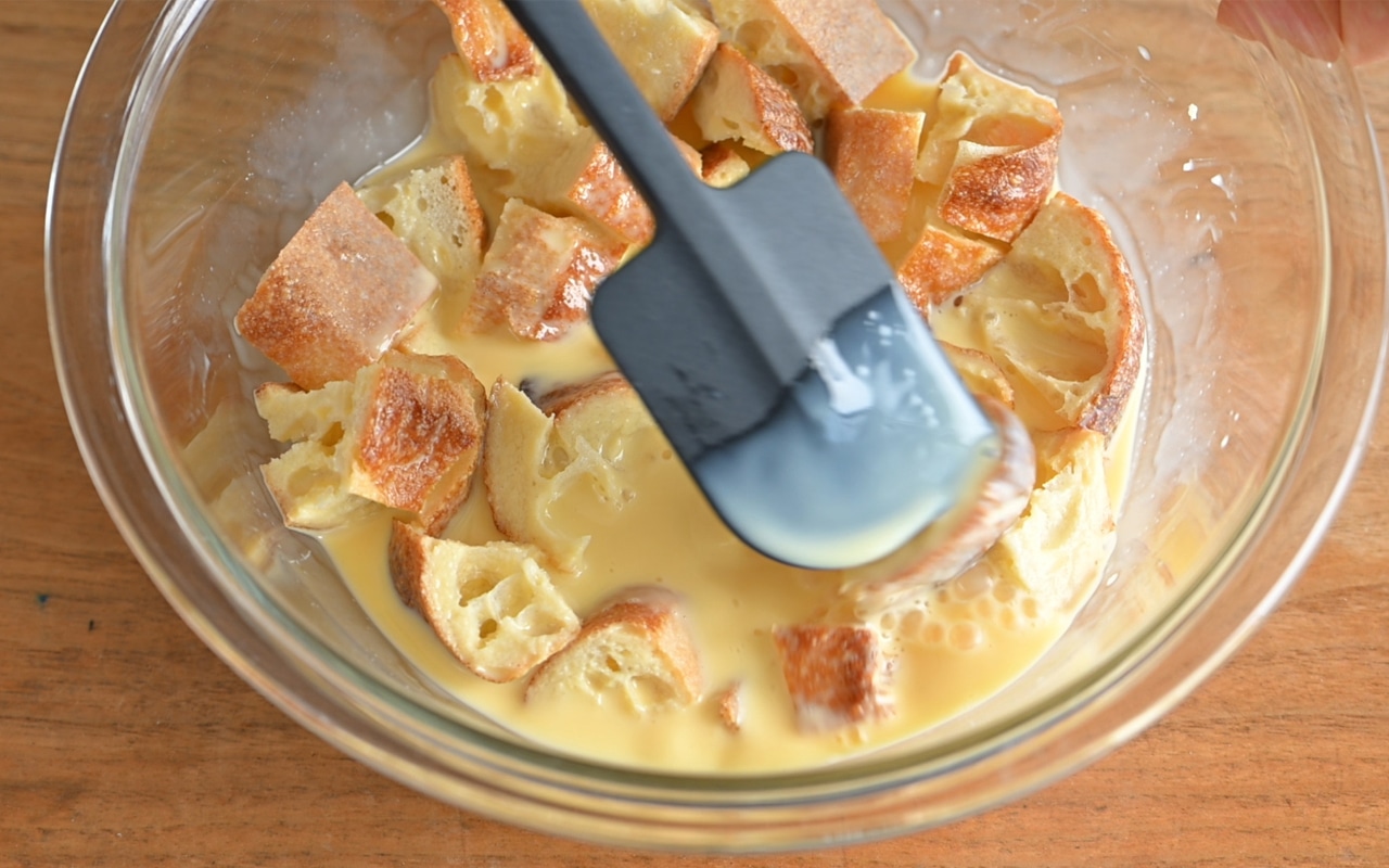 バゲットを３cm角に切り①に加えて混ぜ、バゲットを押し付けるよう液に浸し、小皿を被せて30分ほど室温に置く。