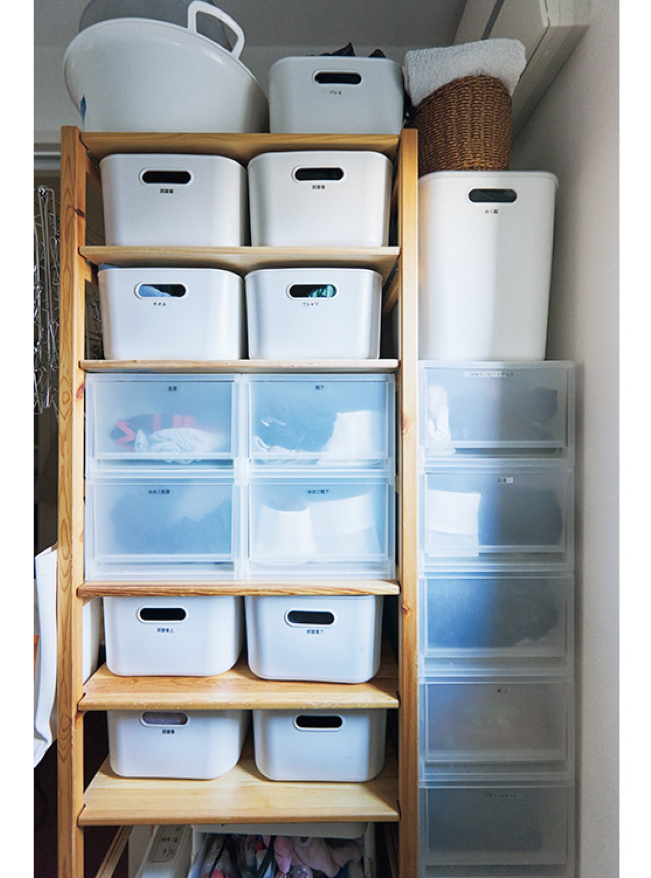 家族4人分の肌着類は洗面室内のボックスにまとめて収納