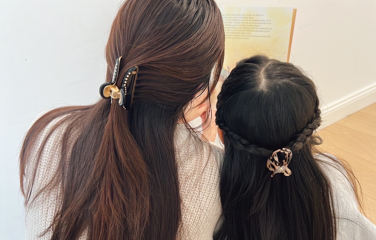 “アレクサンドル ドゥ パリ”のヘアクリップを付けた佐藤ありささんと娘