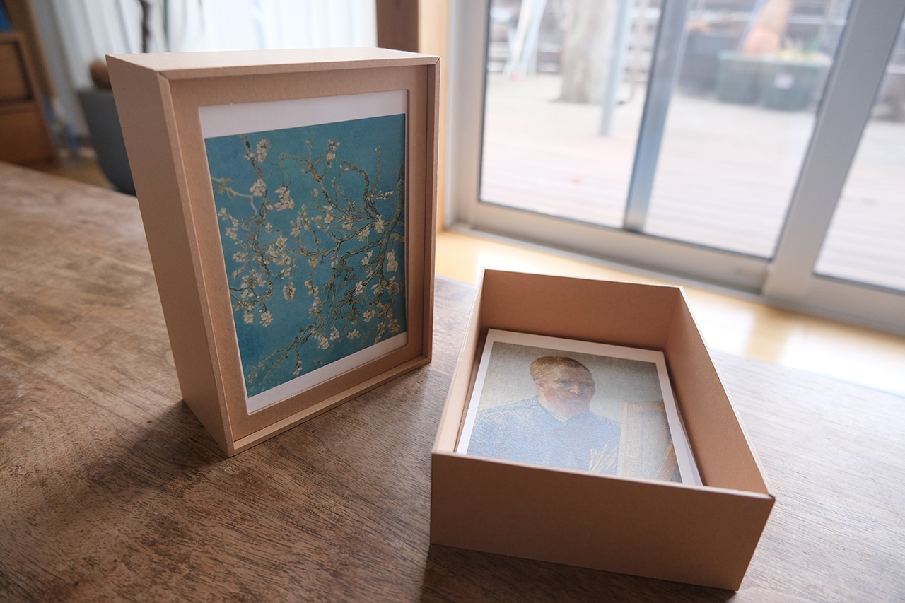 フォトフレームにもなるポストカードケース約幅123×奥行166×高さ57mm ベージュ(790円)使用シーン