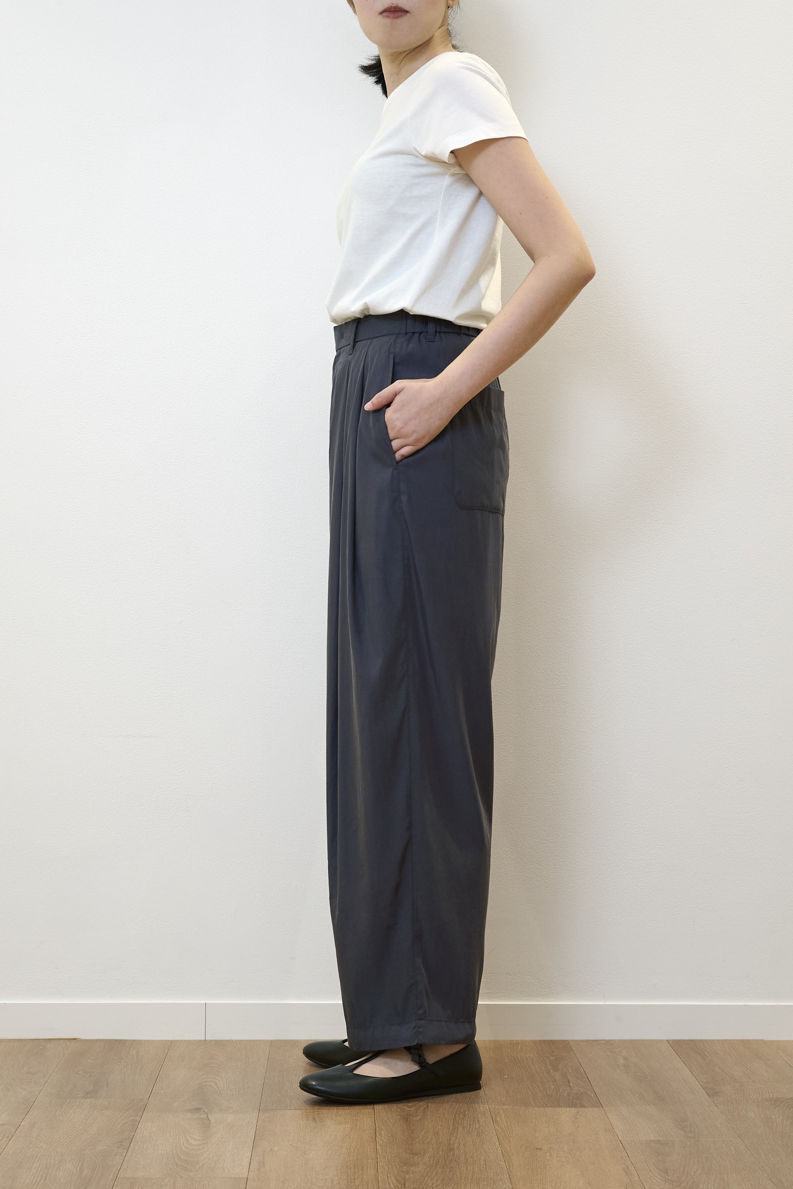 ユニクロ ユー　イージーギャザーパンツのサイド