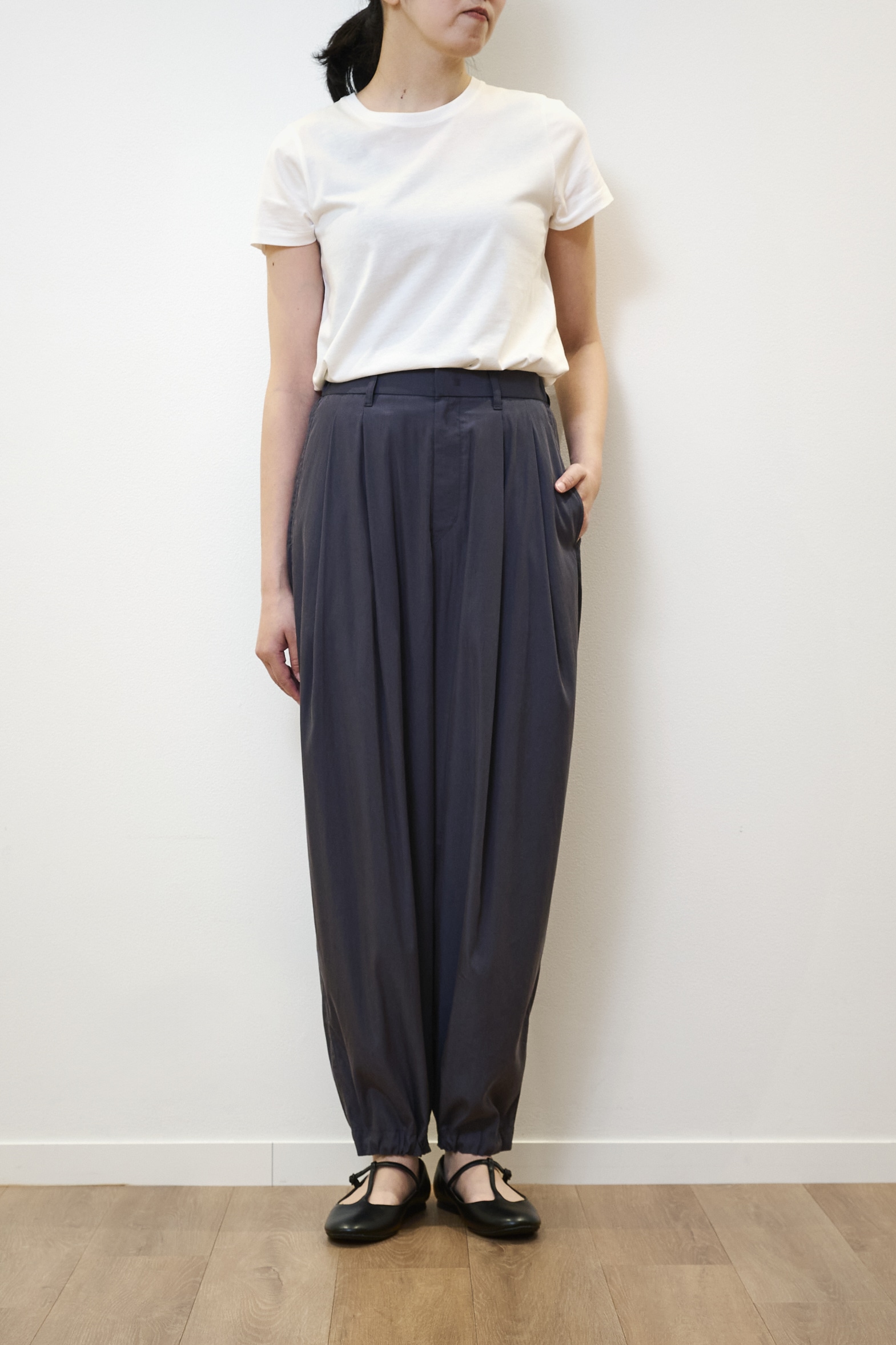 ユニクロ ユー　イージーギャザーパンツの裾を絞った状態