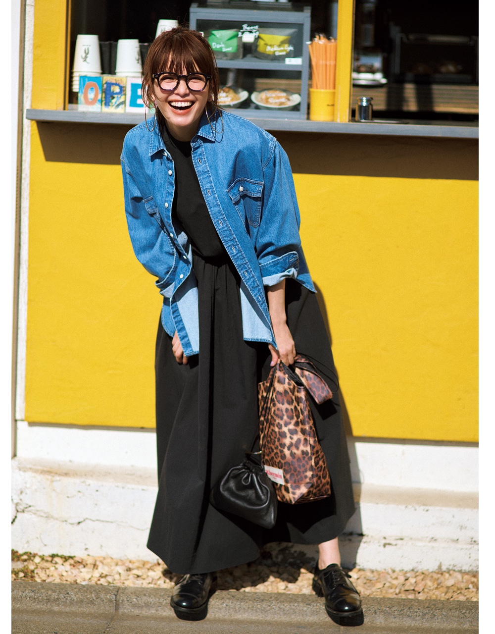 【JOURNAL STANDARD relume(ジャーナル スタンダード レリューム)】のデニムシャツコーデ 垣内彩未さん