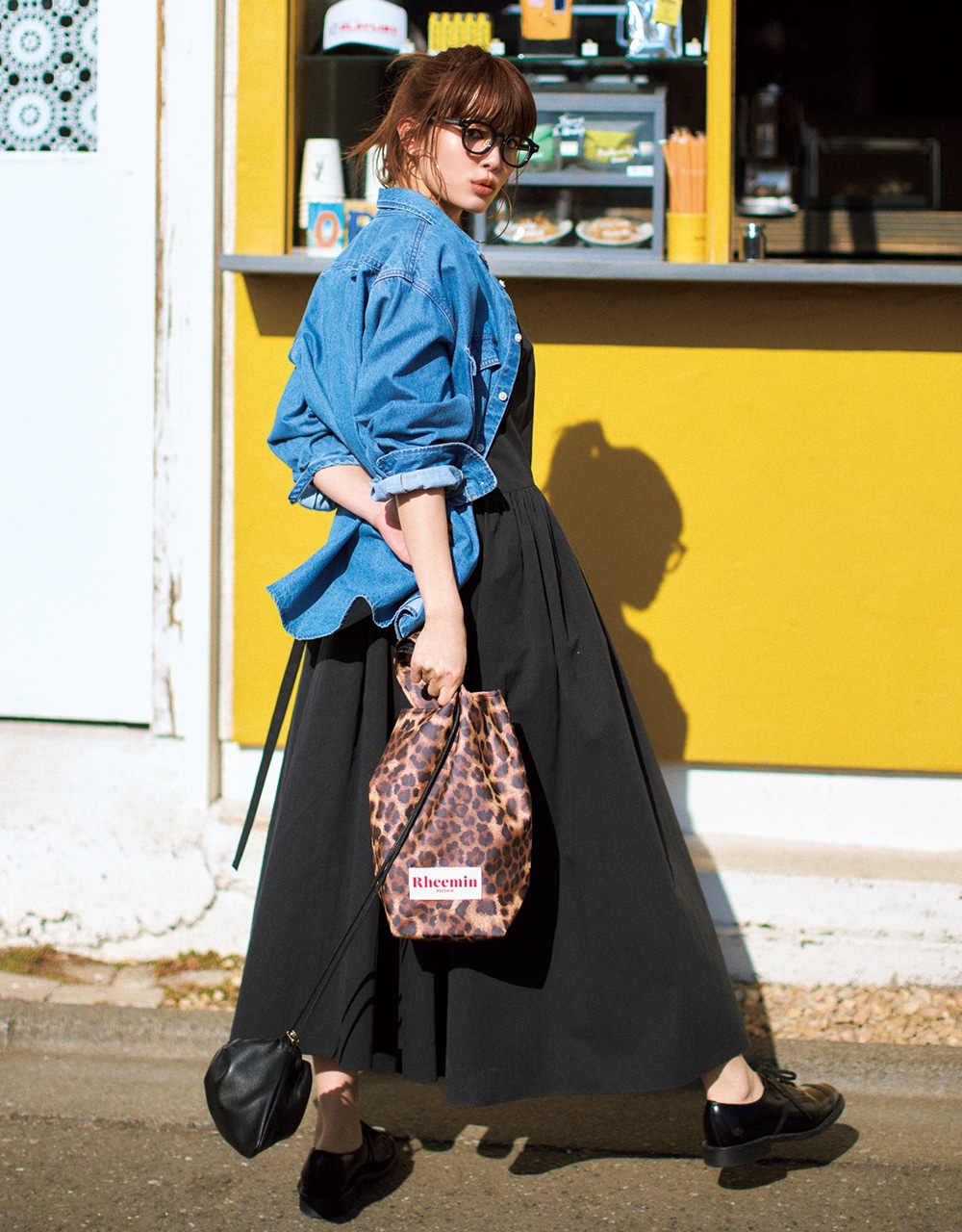 【JOURNAL STANDARD relume(ジャーナル スタンダード レリューム)】のデニムシャツコーデ 垣内彩未さん