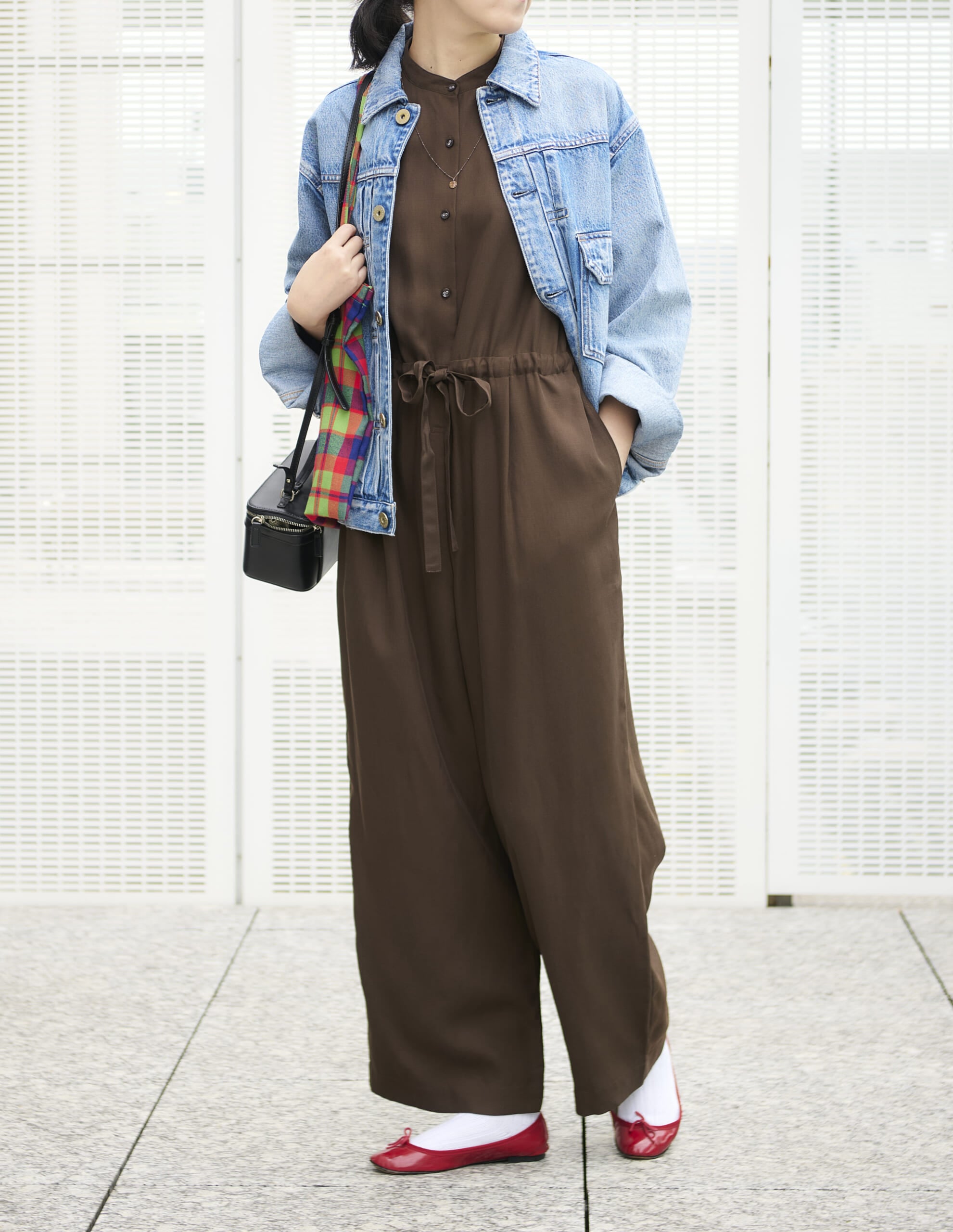 12closetの繊細レーススリーブの落ち感オールインワンのブラウンをデニムジャケットと合わせたコーデ