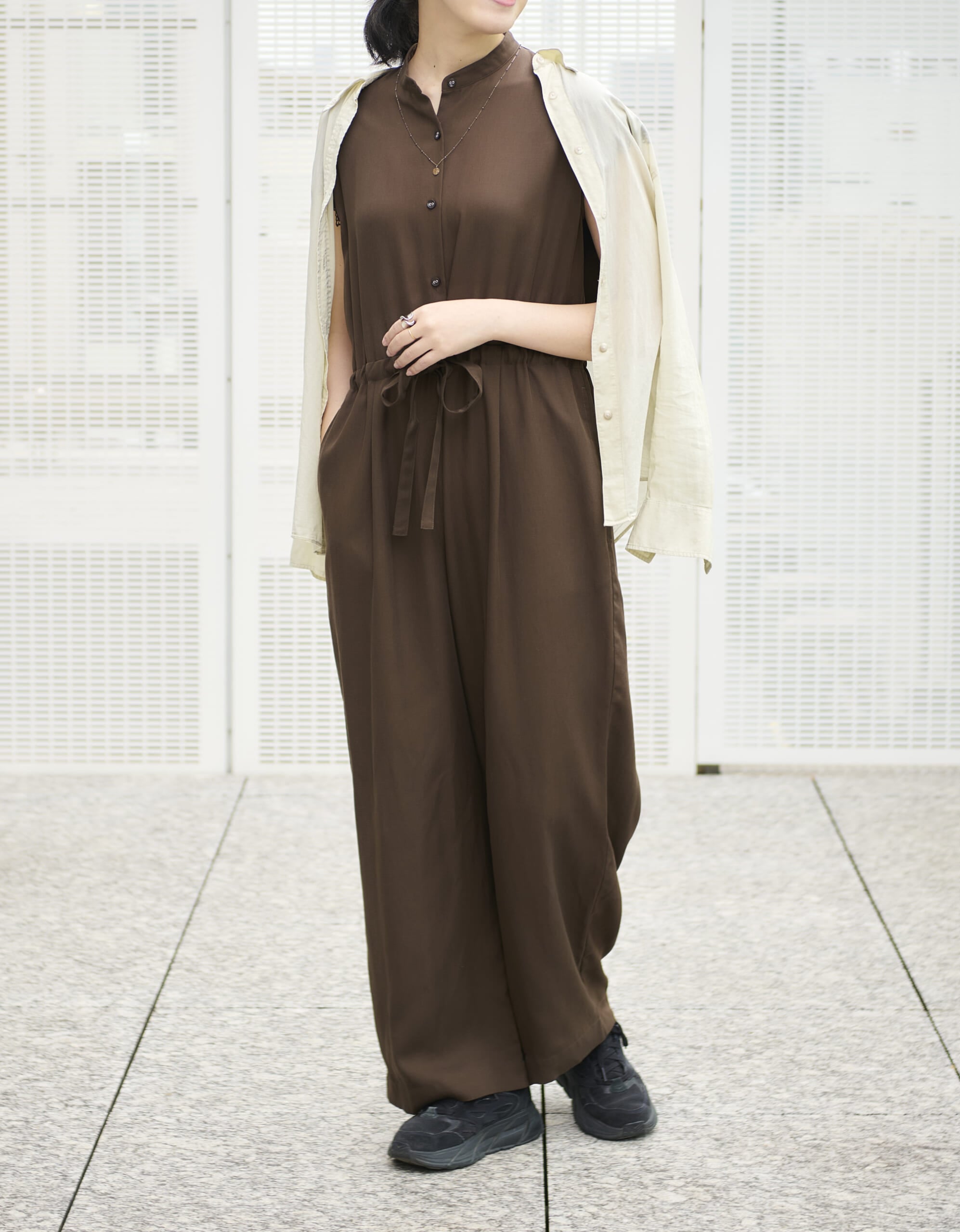 12closetの繊細レーススリーブの落ち感オールインワンのブラウンをシアーシャツと合わせたコーデ