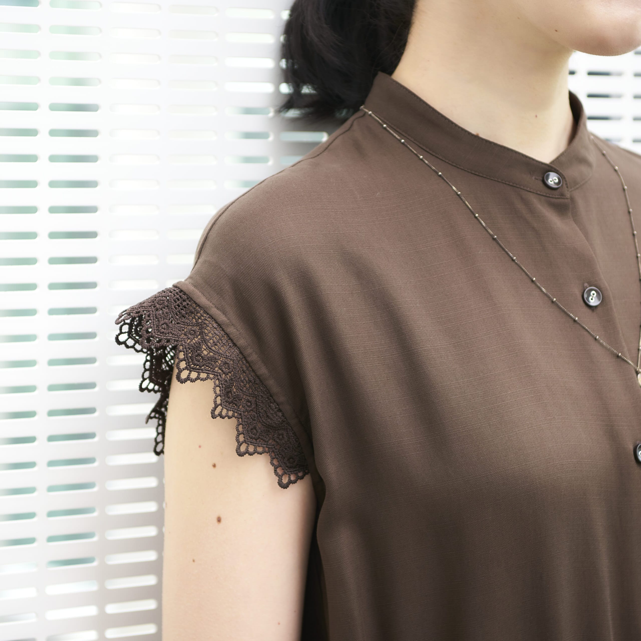 12closetの繊細レーススリーブの落ち感オールインワンのブラウンの袖口レース