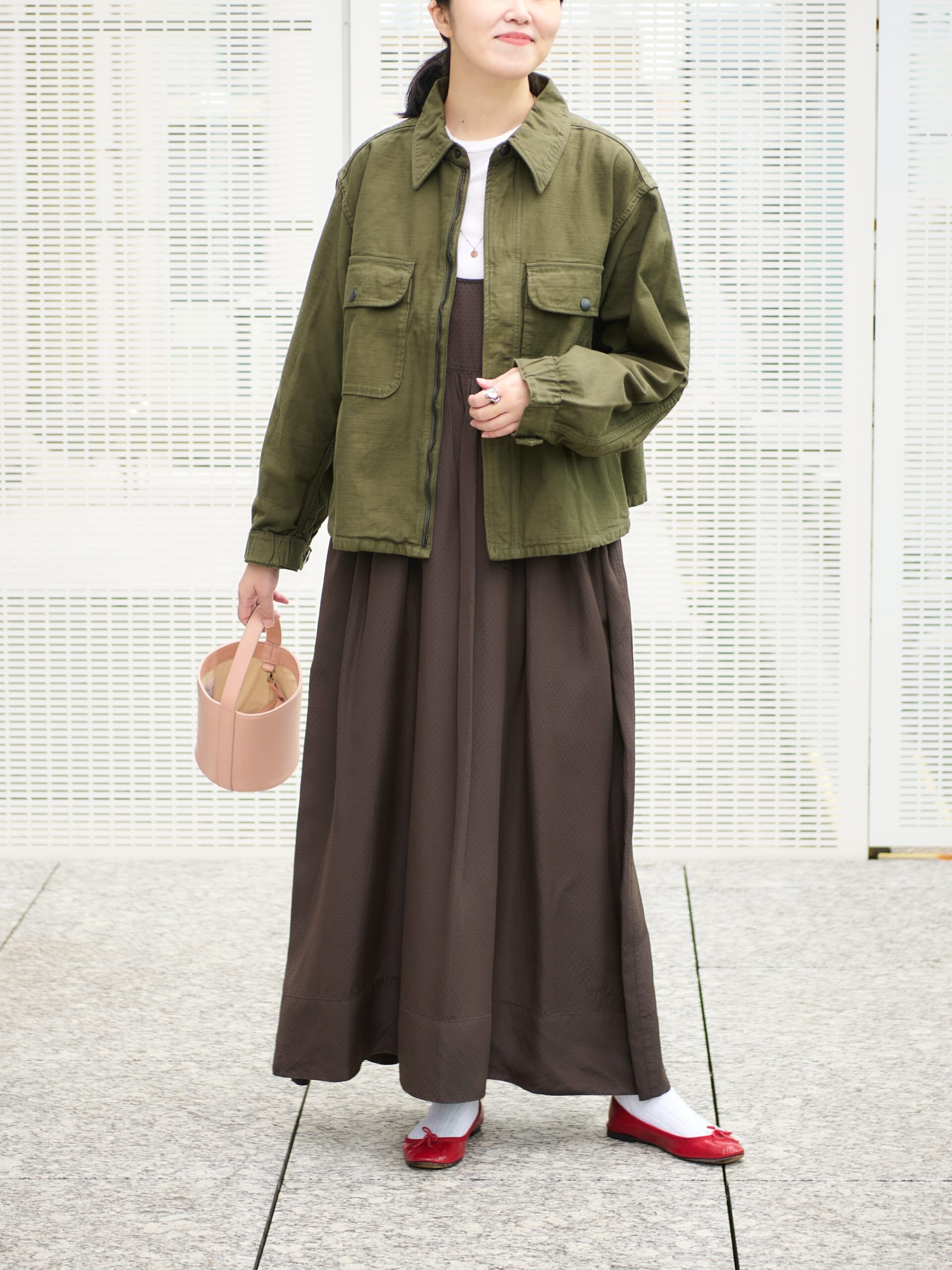 12closetの【石上美津江さんコラボ】【洗える】キュプラジャカードワンピースにカーキのジャケットを合わせたコーデ