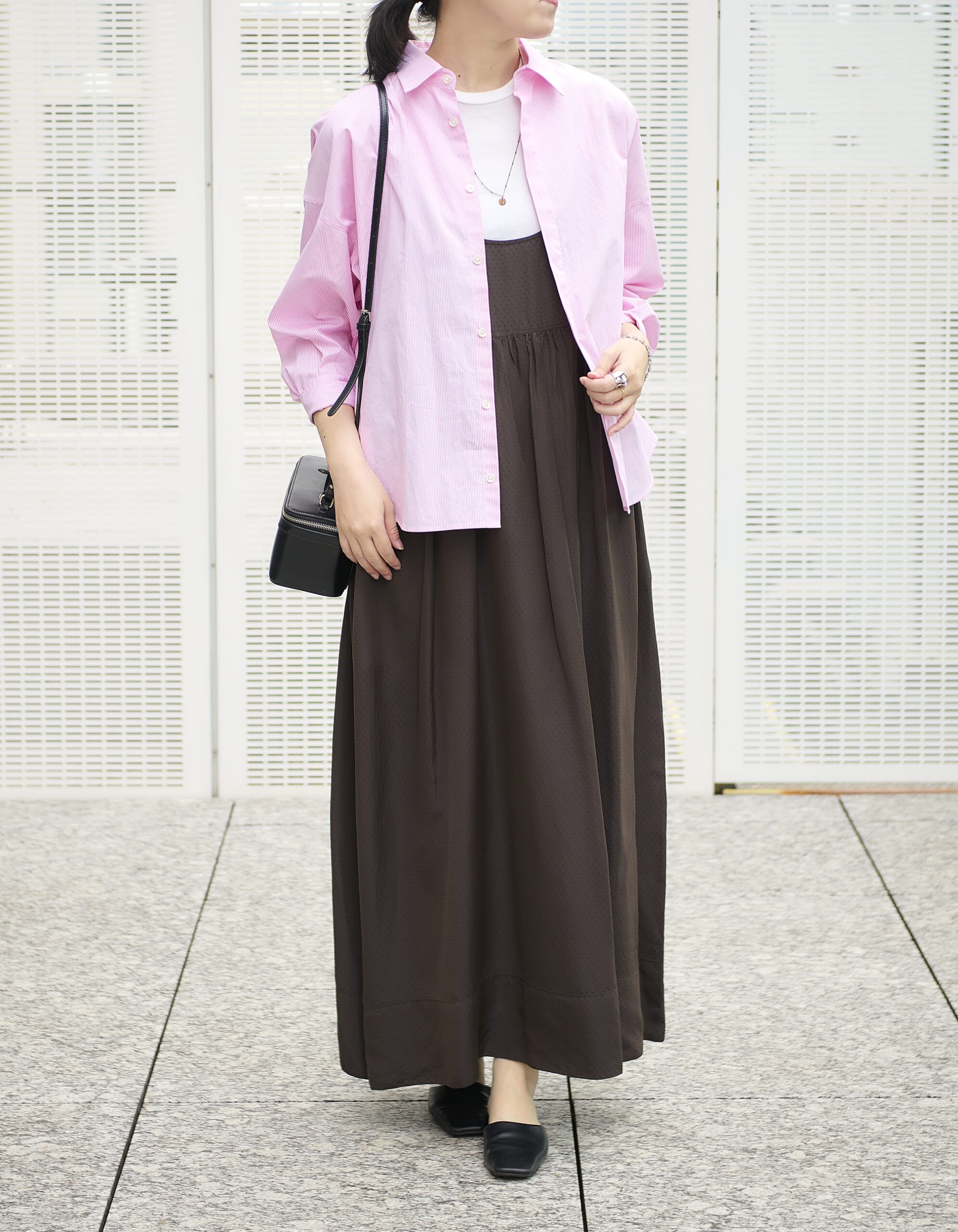 12closetの【石上美津江さんコラボ】【洗える】キュプラジャカードワンピースにピンクのストライプシャツを合わせたコーデ