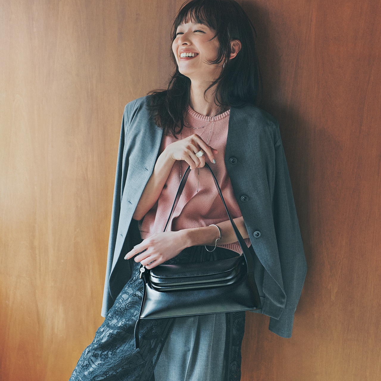 【OSOI】［オソイ］の小さい黒バッグ　￥48400 コーデ 森 絵梨佳さん