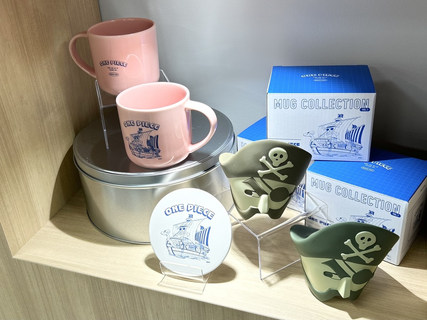 THE 　ジャンプショップ神保町マグカップ￥3630、珪藻土コースター￥1980など。