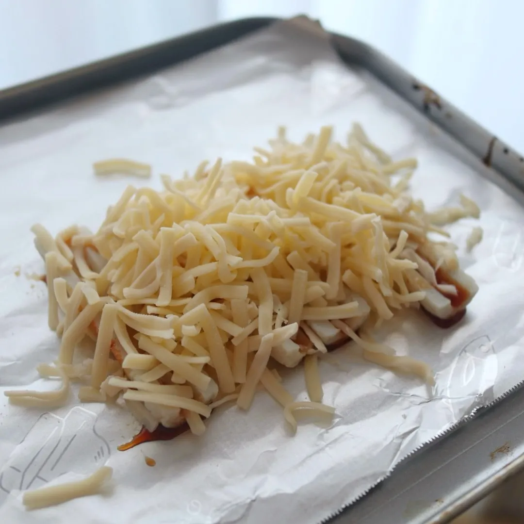 ちくわにチーズをのせたところ 焼く前