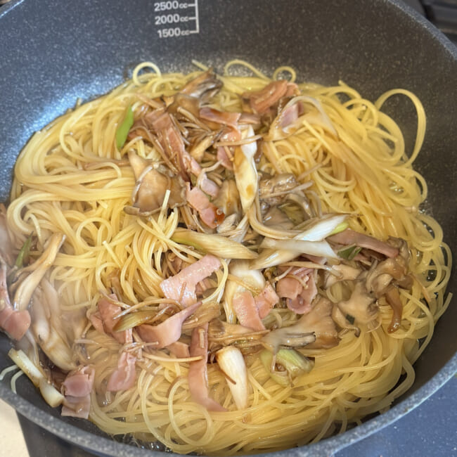 【榎本美沙さんレシピ】ワンパンで簡単!きのことねぎの醤油パスタ