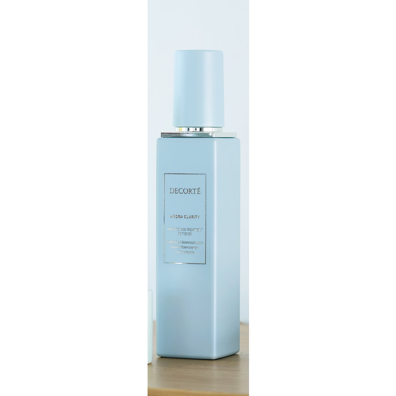 コスメデコルテ
イドラクラリティ 薬用 ブライトニング 
トリートメント ソフナー　（医薬部外品） 200㎖￥6820（3月16日発売）