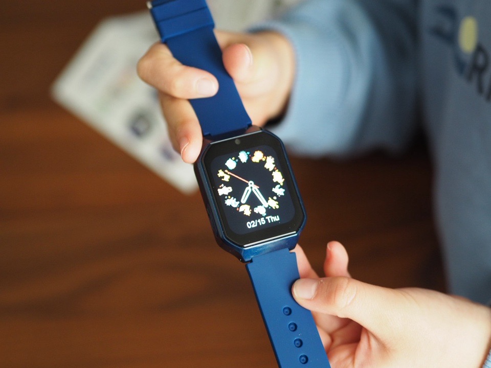 子ども用デジタル腕時計を持っているところ