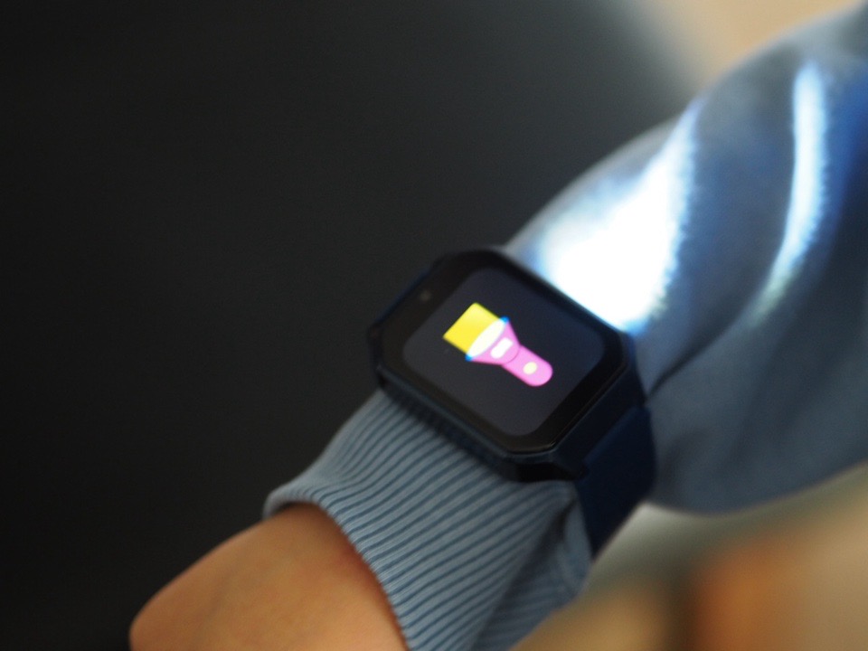 腕時計のライトを光らせているところ