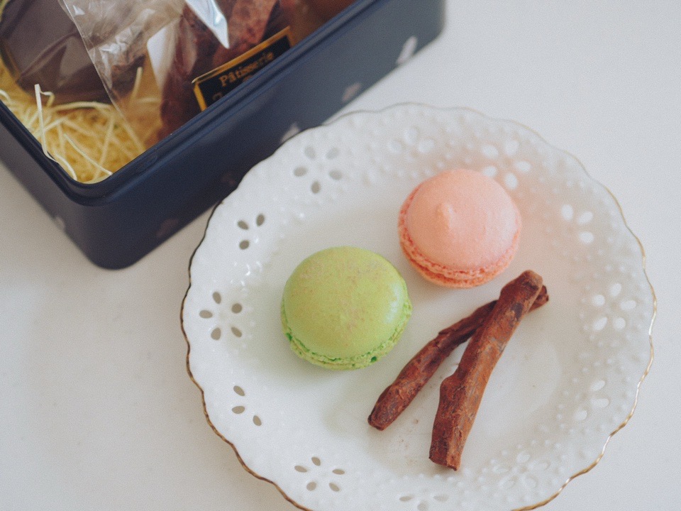 お皿の上のマカロン