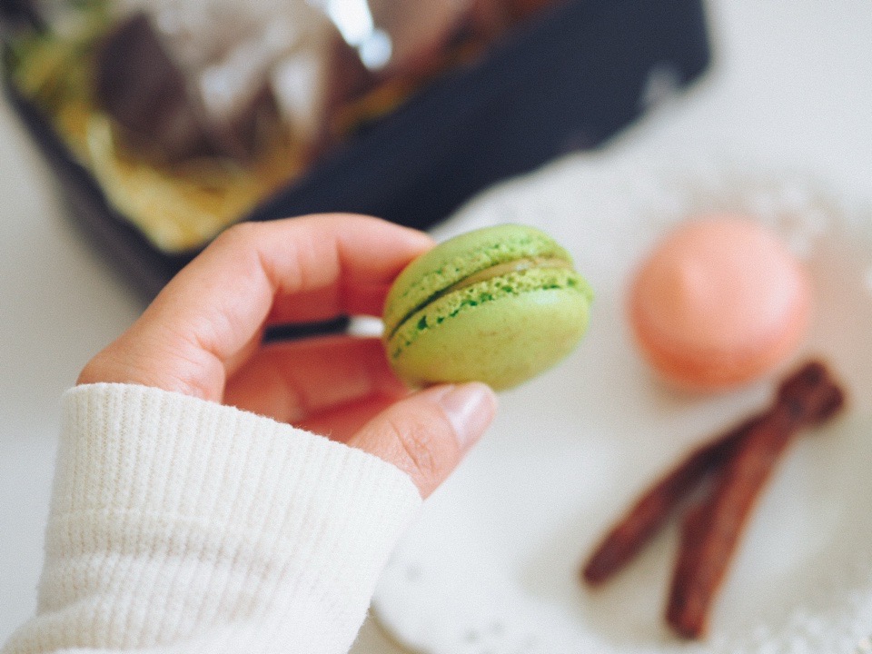 マカロンを持つ手