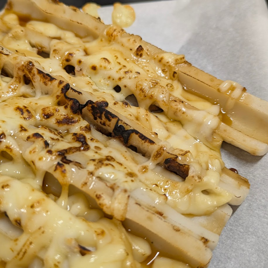 ちくわにチーズをのせて焼いたところ