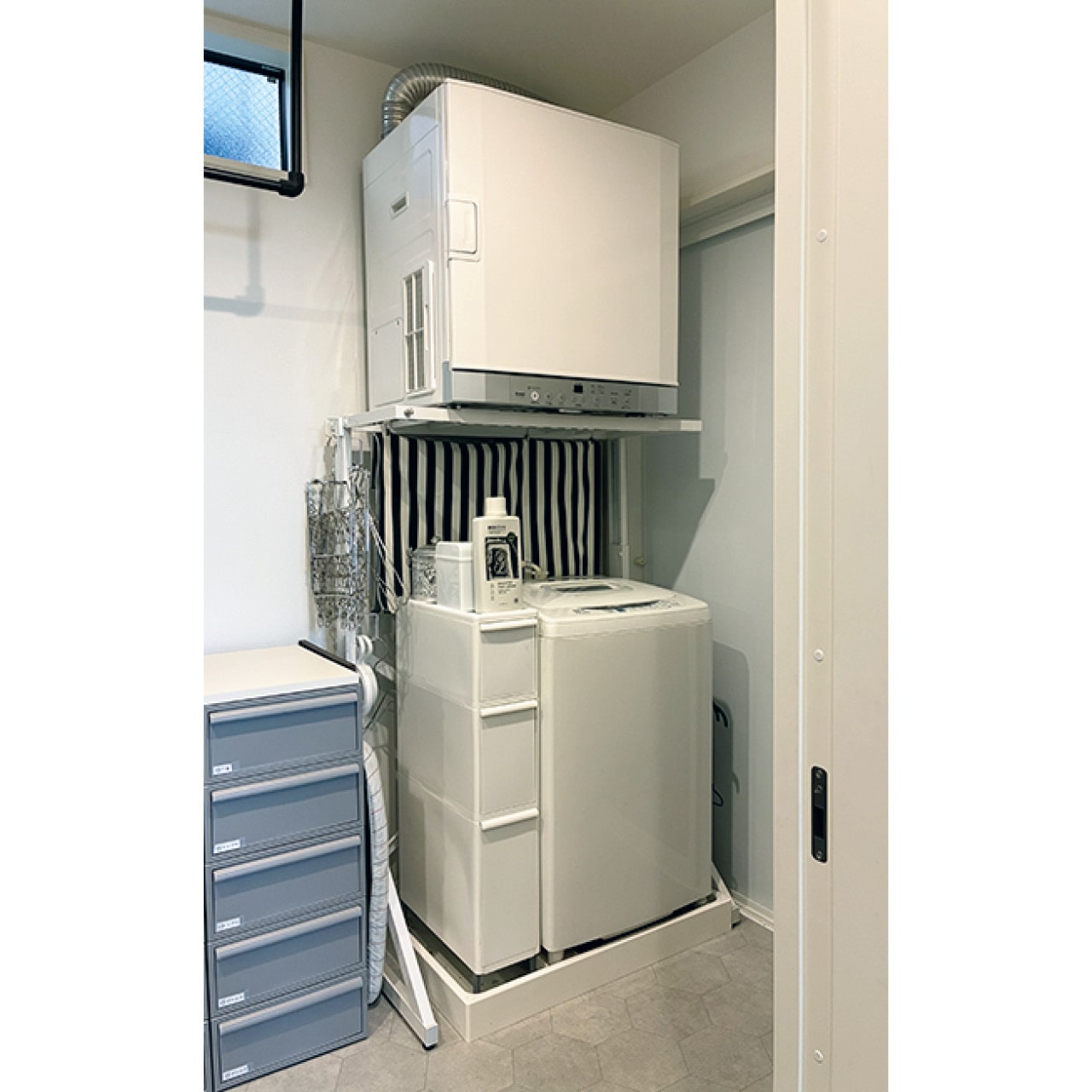 洗う、乾かす、しまうの動線を集約した外干しをしないためのランドリールーム