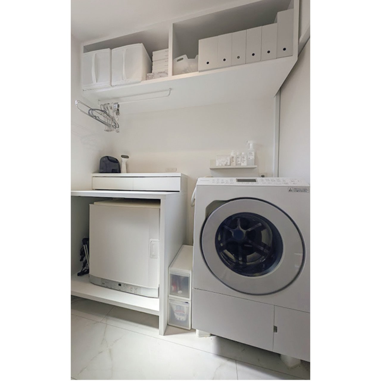 リビングダイニング裏に独立させたランドリールームを設け、乾燥機「乾太くん」を造作した専用棚に。