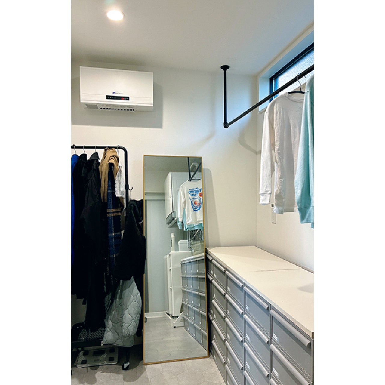 井から吊るしたアイアンバーには、おしゃれ着を乾かしたり、よく着る服をかけることで動線を集約