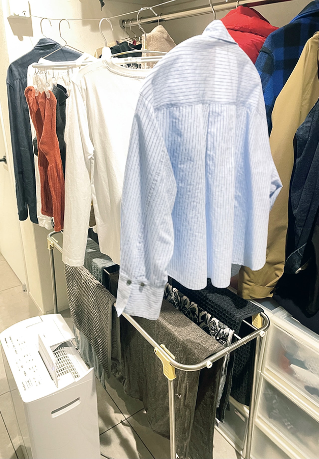 生活エリアに干さないで済む間取りにリノベ。ランドリールームには衣類用の除湿機を導入