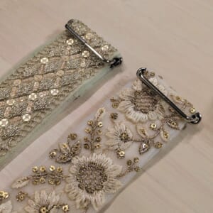 金具を通す工程