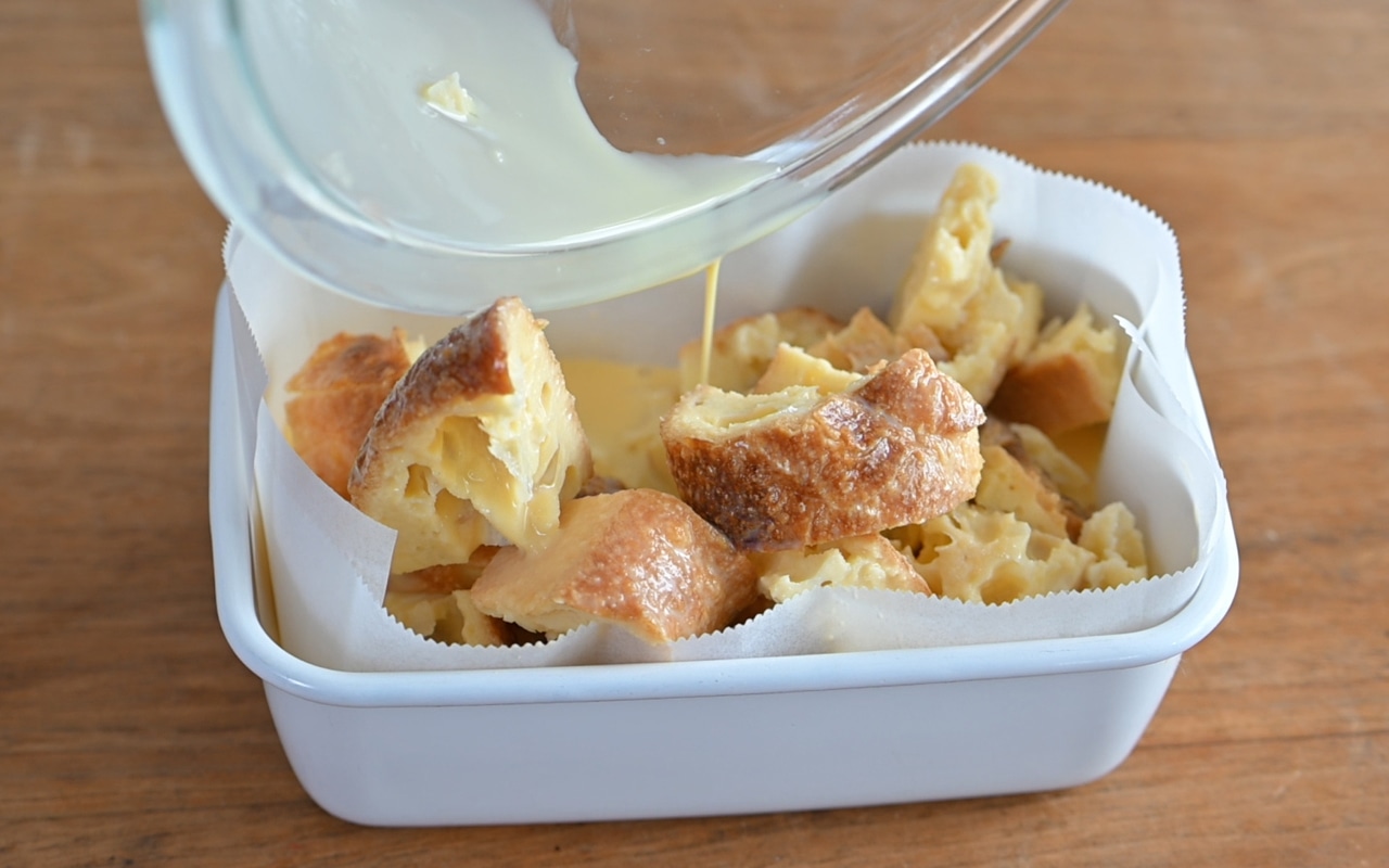 オーブンペーパーを敷いた焼き型に②を流し入れる