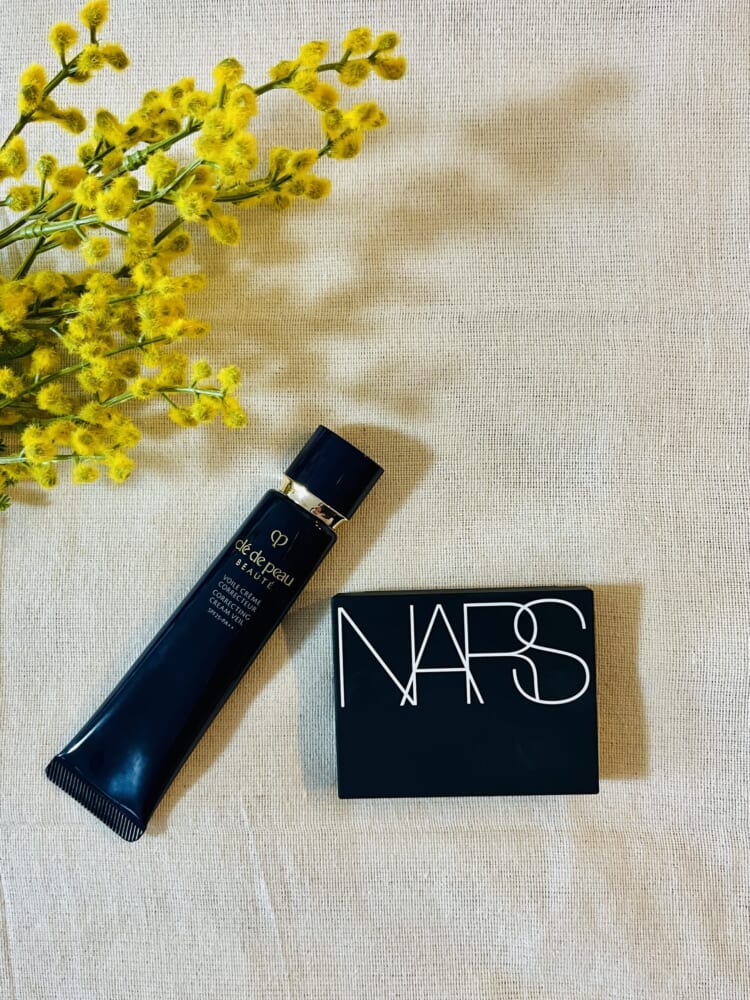 クレ・ド・ポー ボーテの『ヴォワールコレクチュールｎ』と、NARSの「ライトリフレクティングセッティングパウダー プレスト Ｎ（FOG）」