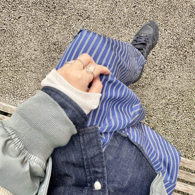 【30代ママコーデ】デニムシャツとストライプ柄スカートの春コーデ