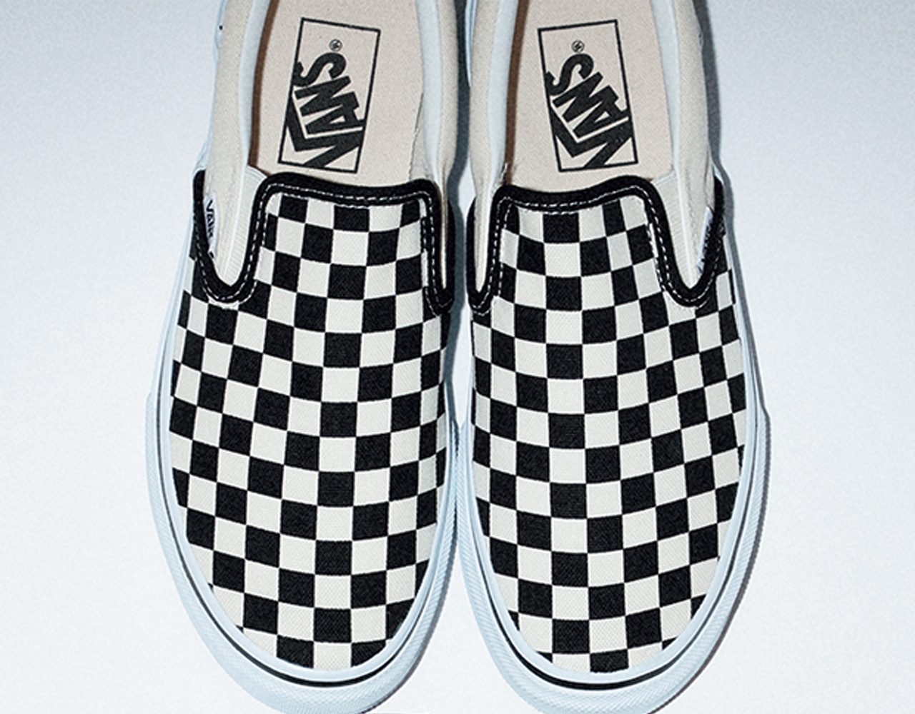 （上）【VANS（ヴァンズ）】「V98シリーズ」スニーカー　￥5390