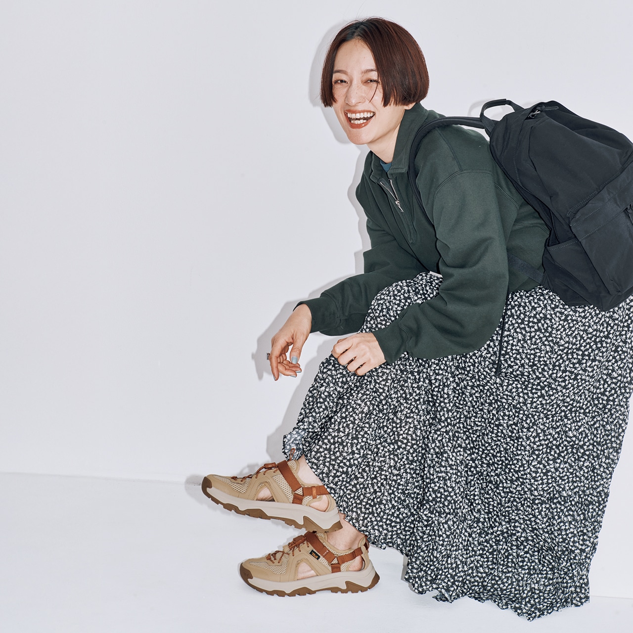 高山都さん スニーカーサンダルコーデ