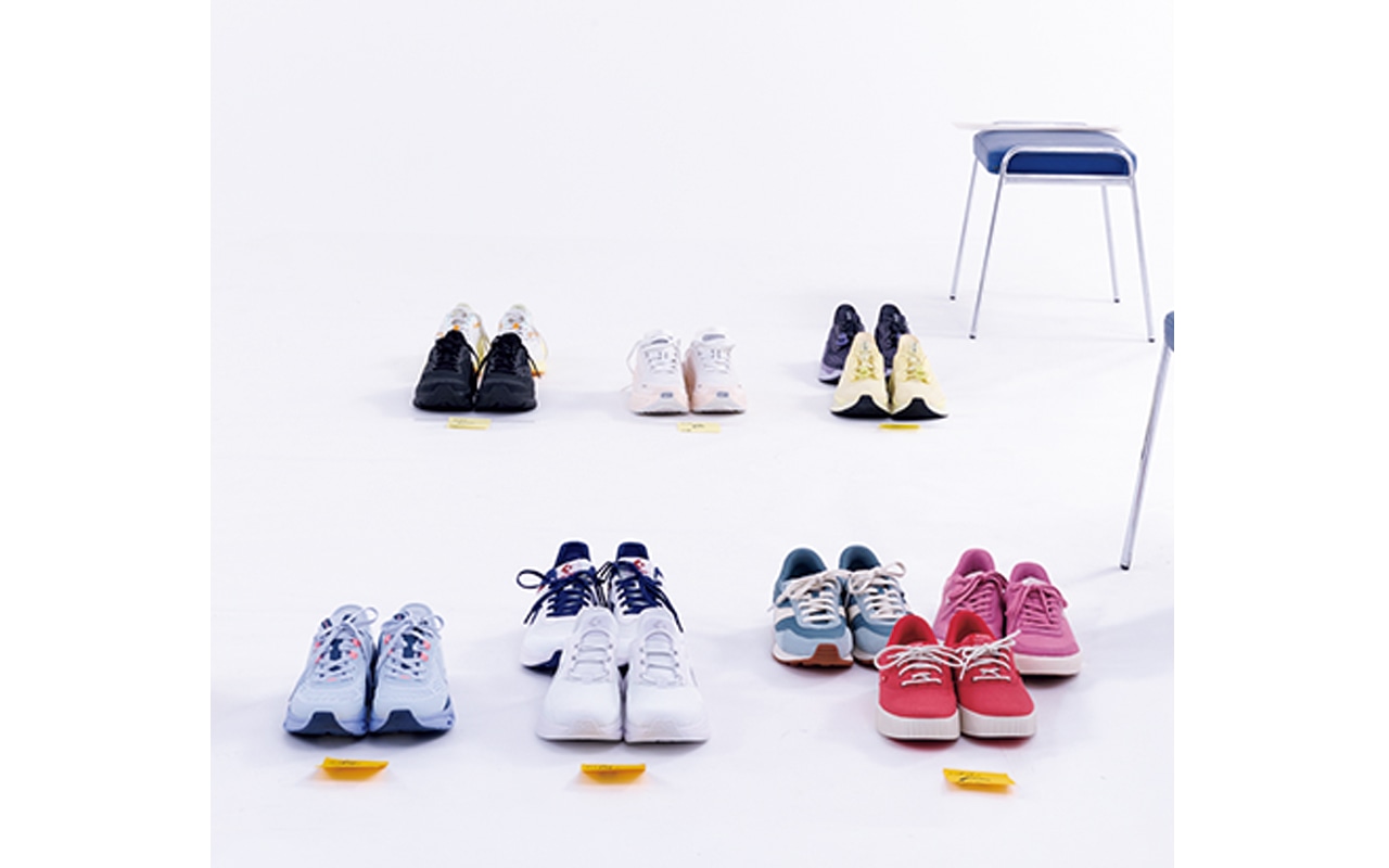 スタジオ一面にずらりと並べられた機能系スニーカーを一つ一つ履き、時には歩き回りながら着用感をチェック！