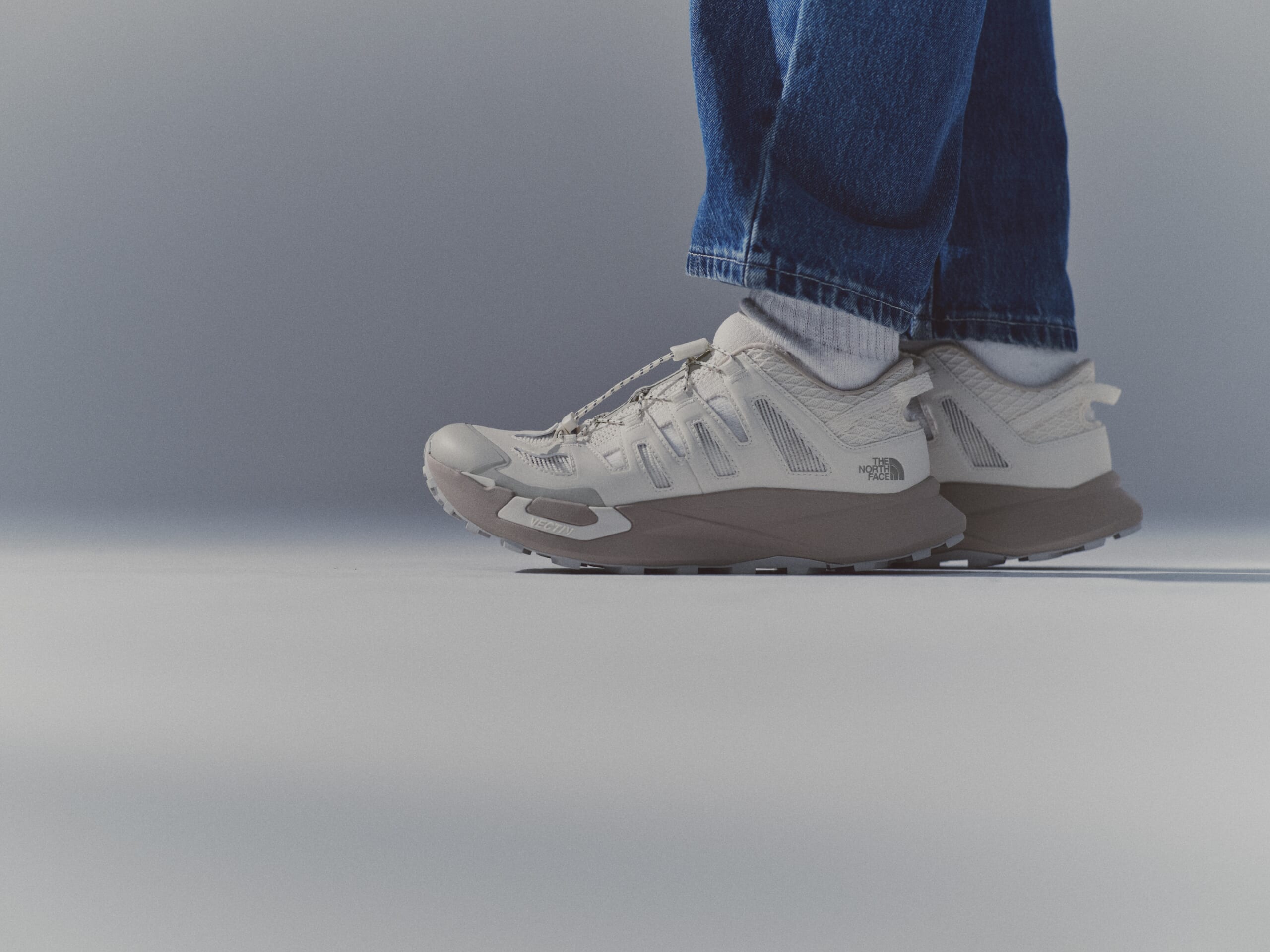 VECTIV Breeze 2のホワイトのモデル着用画像