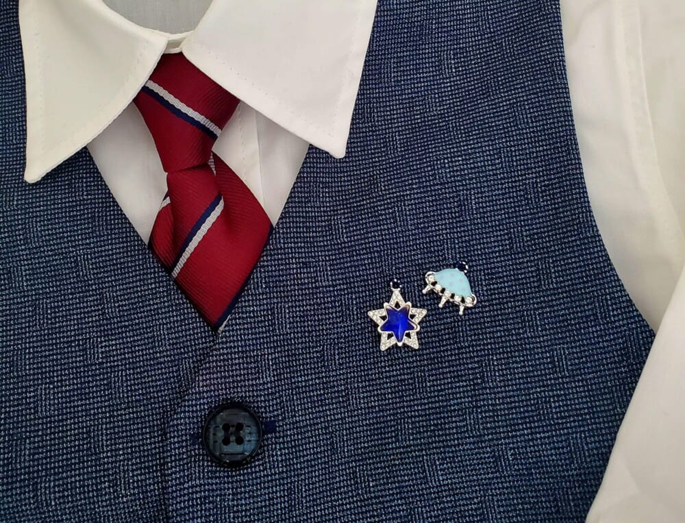 セリアのキラキラパーツを縫い付ける