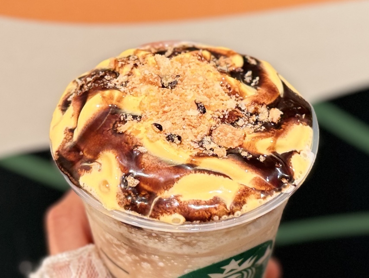 スタバ新作「ストロベリー シュークリーム フラペチーノ®」おすすめカスタマイズチョコソース追加