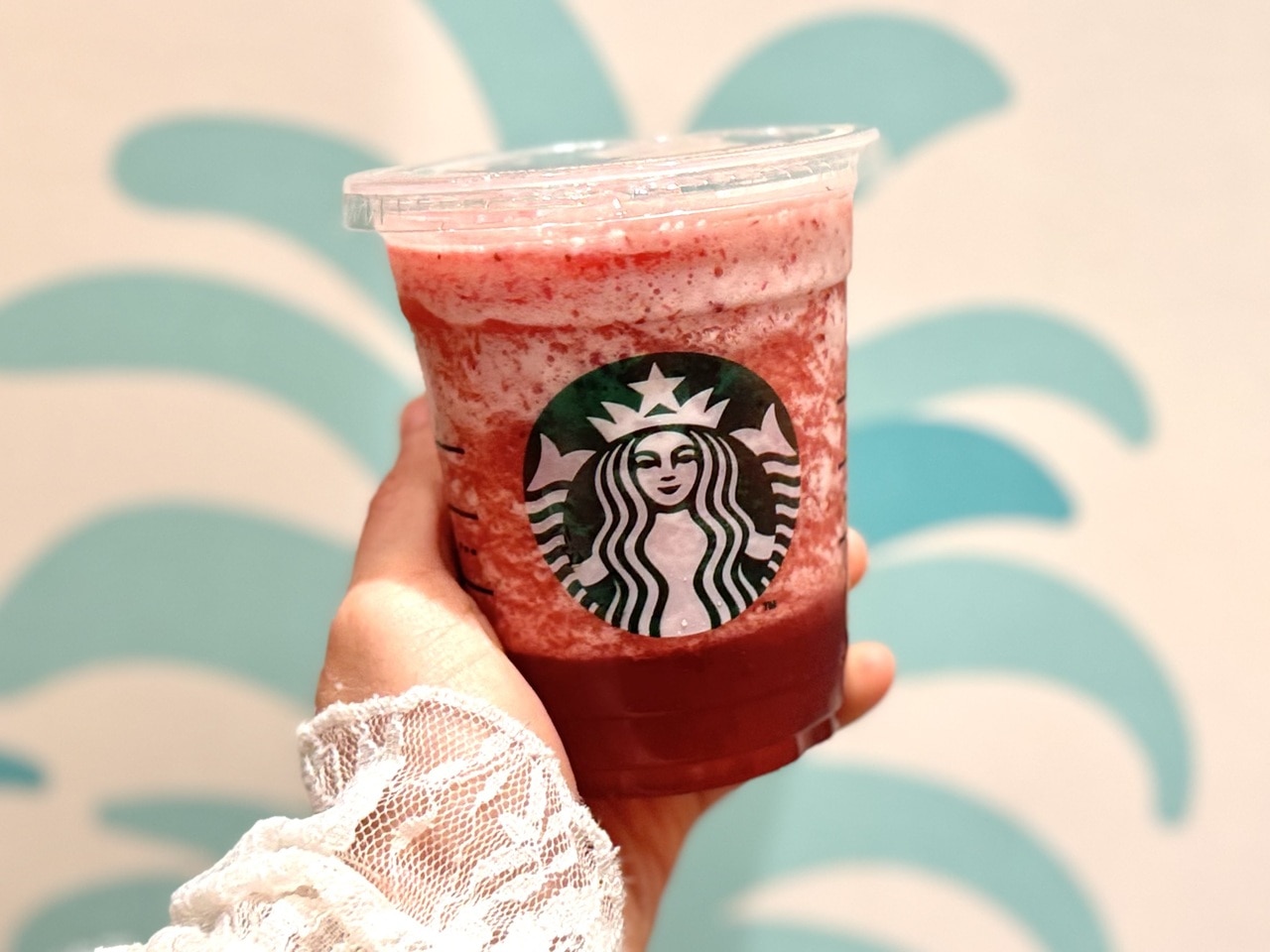 スタバ新作「ストロベリー＆パッション ソルベ ティー」手持ち正面