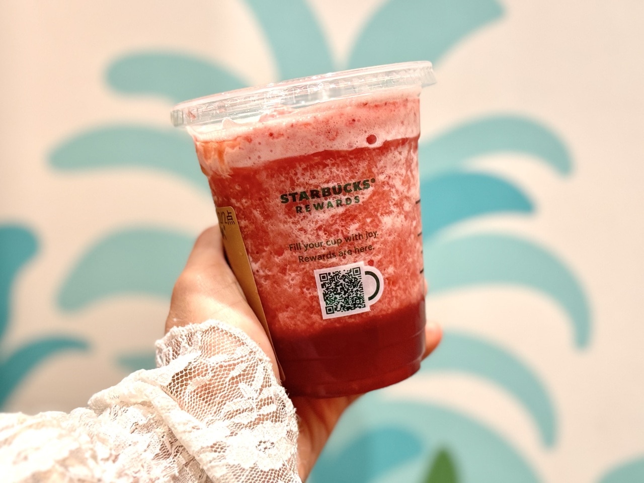 スタバ新作「ストロベリー＆パッション ソルベ ティー」手持ち後ろ