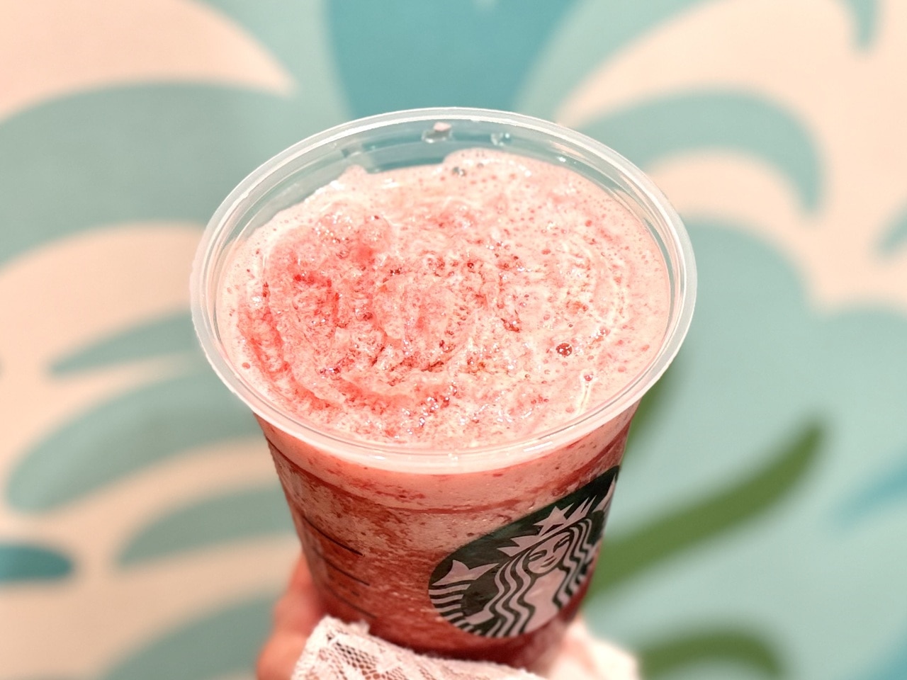 スタバ新作「ストロベリー＆パッション ソルベ ティー」はちみつトッピングアップ