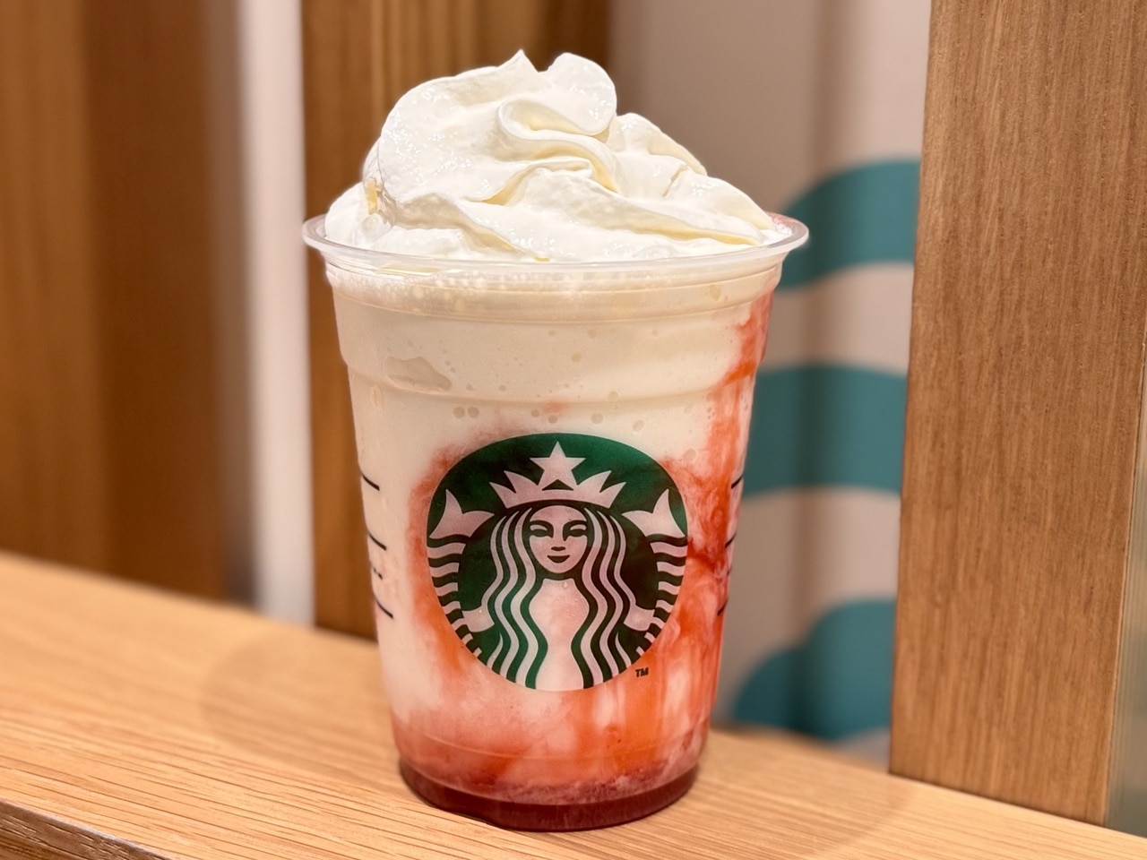 「スターバックス ストロベリー フラペチーノ®」おすすめカスタマイズ完成形正面