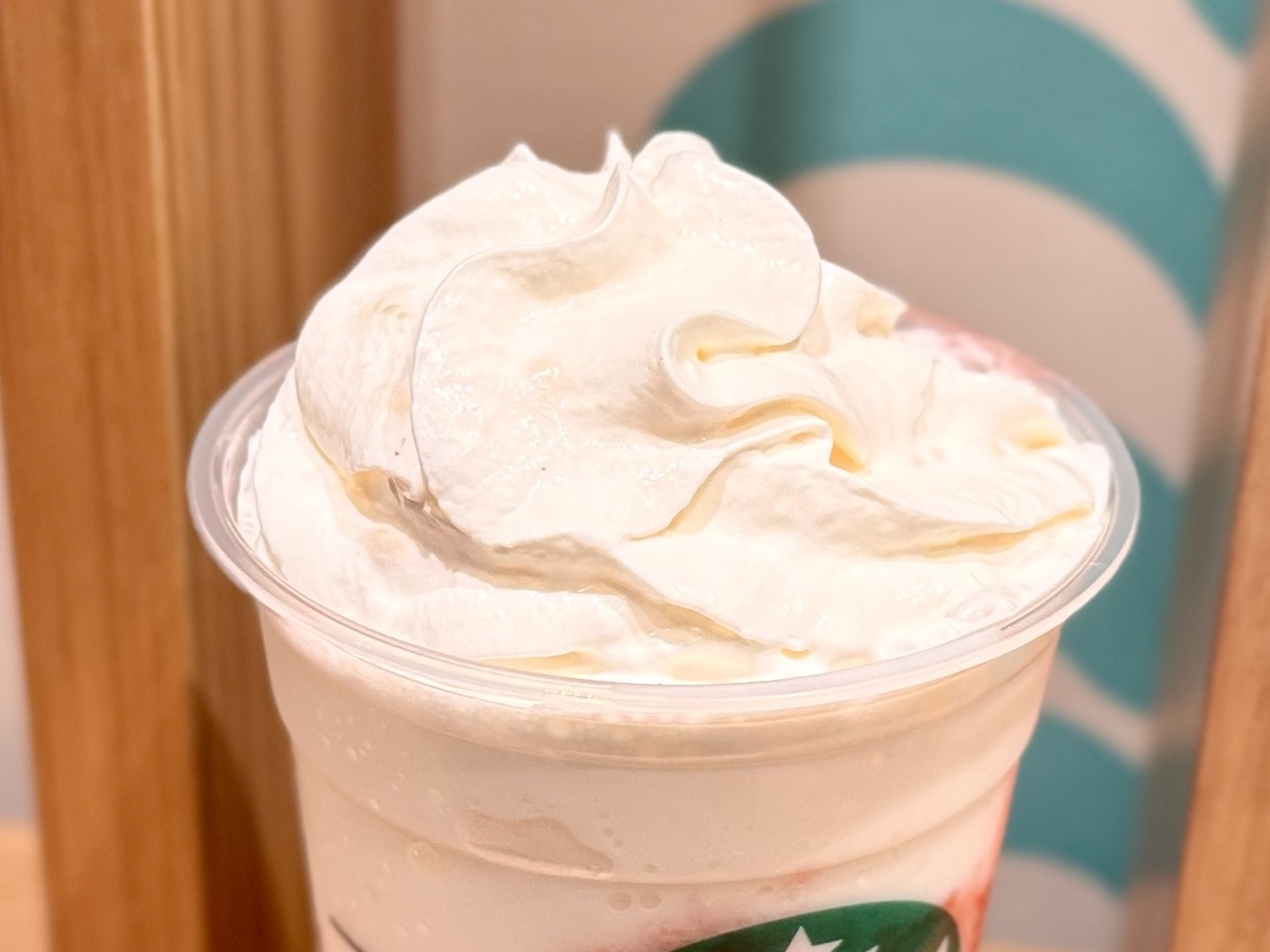「スターバックス ストロベリー フラペチーノ®」おすすめカスタマイズホイップ多めアップ