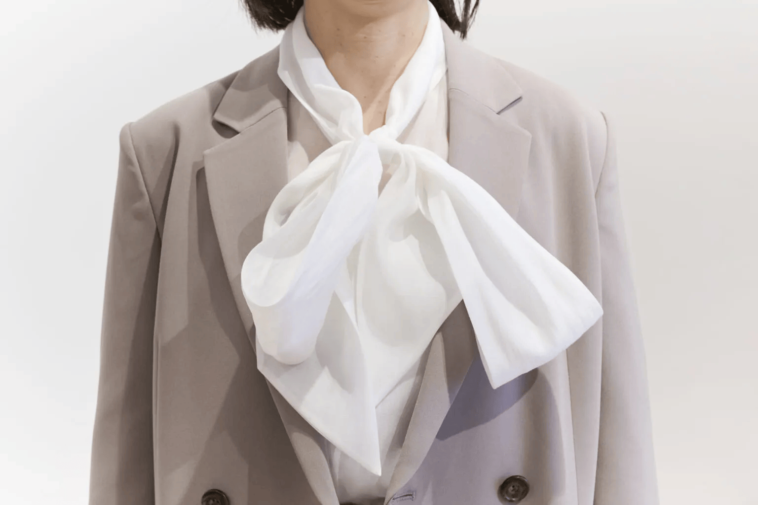 下位置にすっきりリボン結び