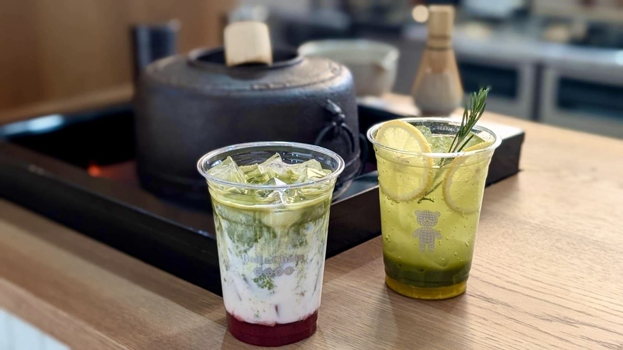 ボールアンドチェーン・カフェメニュー「ICE抹茶ラテ（苺）
「抹茶ソーダ（檸檬）」　　　