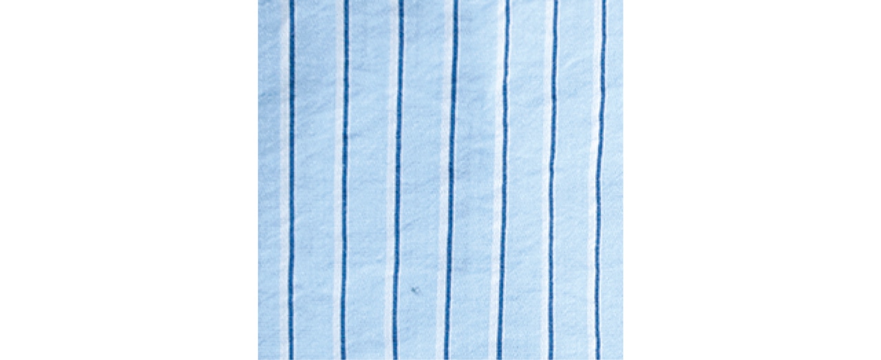 薄いブルー地にネイビー×白のストライプという清涼感のある配色。フリルの甘さを抑えて、着やすさがアップ。